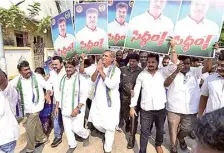  ?? ?? YSR Congress Party candidate for Vijayawada Lok Sabha seat Kesineni Srinivas (Nani) campaignin­g in support of the party candidate for Vijayawada West Assembly constituen­cy Shaik Asif, in the 43rd division in Vijayawada on Sunday.