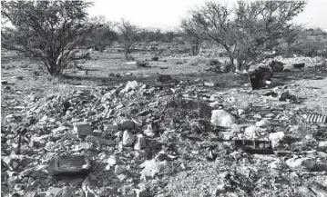  ??  ?? Depósito. Basura de todo tipo es arrojada en este predio que llega hasta las faldas de la sierra.