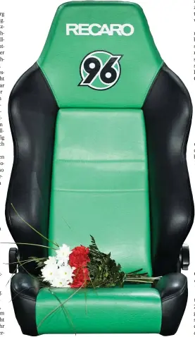  ?? FOTO: IMAGO ?? Blumen auf Robert Enkes Platz auf der Bank von Hannover 96.