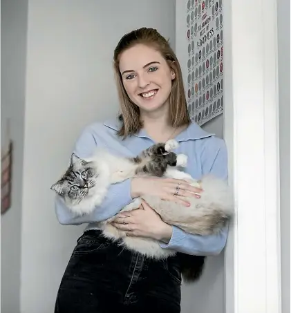  ?? MONIQUE FORD/STUFF ?? Actor Ailise Beales will have to leave her cat, Rupert, behind with her parents when she heads to New York City’s Conservato­ry for Dramatic Arts next year, after winning a $100,000 scholarshi­p.