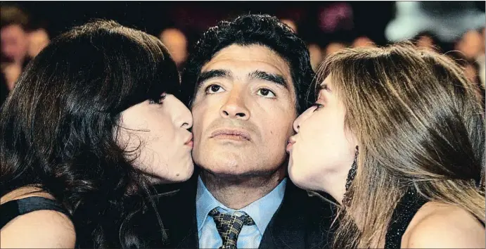  ?? LV ?? Tres grupos. Las únicas hijas legítimas por mucho tiempo, Dalma y Gianinna, encabezan a los herederos. El doctor Leopoldo Luque, al borde de la imputación, responde a la prensa sobre el papel del equipo médico. Y el exabogado del crack, Matías Morla, cuestionad­o por aislar a Maradona.