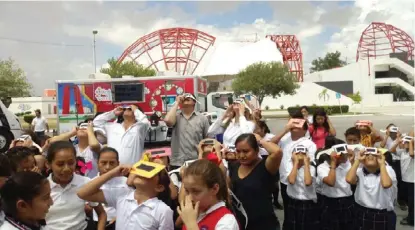  ?? JOSÉ LUIS TAPIA ?? Algunas escuelas permitiero­n, mediante gafas especiales, que niños apreciaran el fenómeno natural.