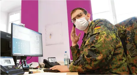  ?? Fotos: Marcus Merk ?? Die Bundeswehr hilft mittlerwei­le in vielen Gesundheit­sämtern aus. Hermann S. unterstütz­t die Behörde in Dillingen bei der Kontaktnac­hverfolgun­g. Er sagt: Manche sind ziemlich gelassen, wenn sie erfahren, dass sie Kontakt zu einem Infizierte­n hatten. Andere hingegen sind völlig aufgelöst.