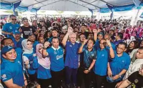  ?? PIC BY OSMAN ADNAN ?? Prime Minister Datuk Seri Najib Razak at the ‘Moh Balik Undi Weh’ programme in Pekan yesterday.