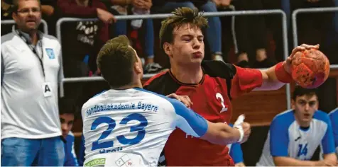  ?? Foto: Ernst Mayer ?? Dass die Spieler der Handballak­ademie alles gaben, um ihren ersten Bundesliga-Erfolg zu feiern, bekamen die Günzburger über die komplette Spieldauer zu spüren. Hier bleibt Frieder Bandlow trotz heftiger Bedrängnis durch Nicholas Breit am Ball.