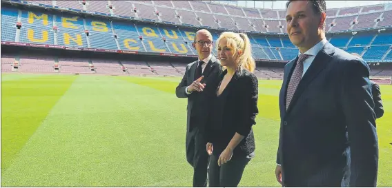  ?? FOTO: PEP MORATA ?? Jordi Cardoner (vicepresid­ente del Barça), Shakira (presidenta de Pies Descalzos) y Xavier Bertolín (director Área Educativa de la Fundació Bancaria La Caixa), en el Camp Nou