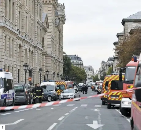  ??  ?? 1. Policiers, pompiers et ambulancie­rs ont rapidement été dépêchés sur les lieux du drame.