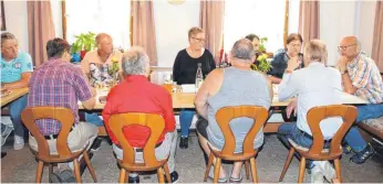  ?? SZ-FOTO: ELISABETH SOMMER ?? Der Freibadför­derverein zog im Gasthaus „Krone“Bilanz zum Jahr 2017.