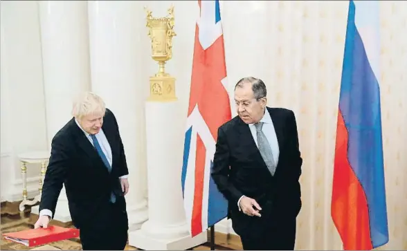  ?? MAXIM SHEMETOV / REUTERS ?? El ministro de Exteriores británico, Boris Johnson, y su homólogo ruso, Serguéi Lavrov, al inicio de su encuentro ayer en Moscú