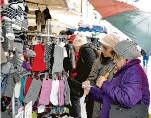  ?? Foto: Bissinger ?? Im vergangene­n Jahr war der Rainer Martinimar­kt recht regnerisch. Mal schauen ob heuer auch wieder die Regenschir­me ausgepackt werden müssen.