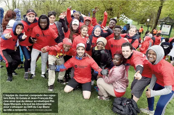  ??  ?? L'équipe du Journal, composée des reporters Roby St-gelais et Jean-françois Racine ainsi que du skieur acrobatiqu­e Philippe Marquis, a bravé les intempérie­s pour s'attaquer au Défi du Cap-blanc qu'elle a remporté.