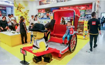  ??  ?? Le 29 septembre 2018, le deuxième magasin LEGO établi en Asie ouvre ses portes sur l’avenue Nanjing est à Shanghai.