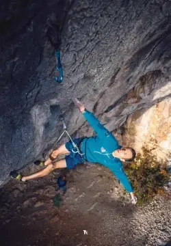  ?? ©Théo Cartier ?? Anatole Bosio s’apprête à affronter les terribles cannelures du mur final d’Aubade Directe (9a+).