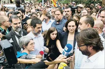  ?? LLIBERT TEIXIDÓ ?? Ada Colau, en la manifestac­ión del martes junto a algunos líderes del procés, en Barcelona