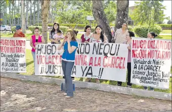  ??  ?? Familiares de la víctima se autoconvoc­aron frente al Palacio de Justicia de San Juan Misiones y se manifestar­on con pancartas y carteles, el pasado lunes.