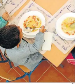  ?? M. G. ?? Un niño come en un centro escolar de Málaga.