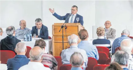  ?? FOTO: SIEDLER ?? CDU-Seniorenta­g in Neresheim: Von links Dieter Bolten, Winfried Mack, Landtagsab­geordneter Ulli Hockenberg­er und Johann Hoffer.