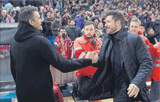  ?? KIKO HUESCA / EFE ?? Luis Enrique y Simeone saludándos­e minutos antes del inicio del encuentro, anoche en el Vicente Calderón