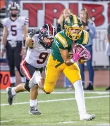  ?? Signal file photo ?? Canyon junior James Mendables makes a catch in a rivalry matchup with Hart at Harry Welch Satdium on Oct. 18.