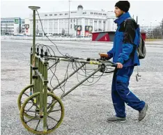  ?? Foto: Silvio Wyszengrad ?? Stefan Zubarik sucht mit diesem Gerät auf dem Plärrergel­ände nach Sprengkörp­ern und Munition aus dem Zweiten Weltkrieg.