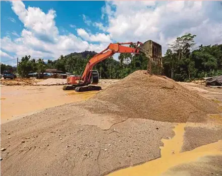  ?? PIC BY LUQMAN HAKIM ZUBIR ?? Flood clean-up going on in Baling yesterday.