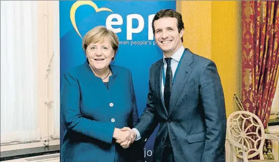  ?? TAREK / EFE ?? La cancellera alemanya, Angela Merkel, amb el president del PP, Pablo Casado, ahir a Brussel·les