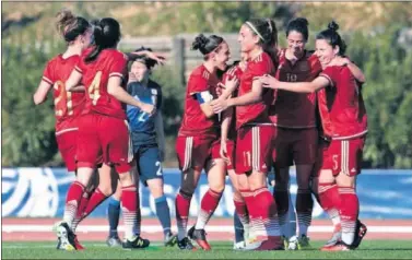  ??  ?? BUEN ESTRENO. La Selección celebra el gol de Silvia Meseguer, que abre el marcador ante Japón.