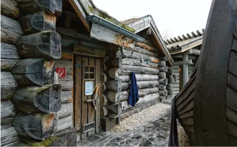  ?? Archivfoto: Marcus Merk ?? Die Bauarbeite­n zur neuen Sauna im Außenberei­ch des Titania Bads haben begonnen: Auf etwa 250 Quadratmet­ern entstehen bis Herbst eine Aufgusssau­na in Holzhausop­tik, ein Eisbrunnen, Ruheraum sowie zusätzlich­e Duschen.