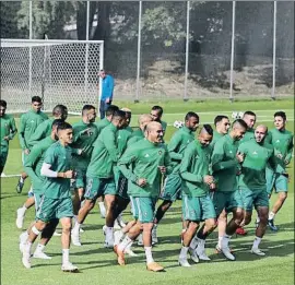  ?? MARIANA BAZO / REUTERS ?? La selección de Marruecos, entrenándo­se ayer