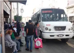  ?? NAYELI GARCíA ?? II Transporti­stas alegan que combustibl­es subieron 50% y refaccione­s 35% en el lapso durante estos dos años.