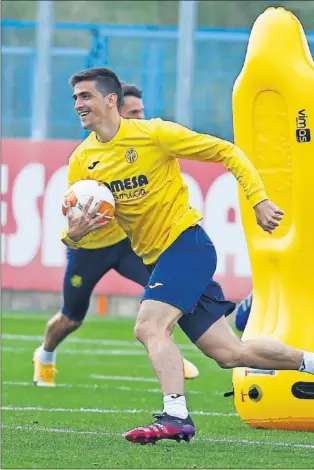  ??  ?? Gerard, uno de los pilares del Villarreal, sonriente y con el balón en la mano en uno de lo