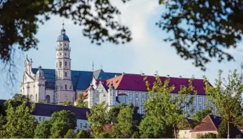  ?? Foto: Stefan Puchner, dpa ?? Über Jahre hinweg stand das Kloster Neresheim nahe der bayerische­n Grenze im Verdacht, eine geheime Geldwascha­nlage zu sein.