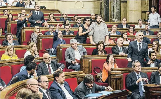  ?? DAVID AIROB ?? Els líders i els portaveus de l’oposició en un dels seus enfrontame­nts dialèctics amb la presidenta de la Cambra, Carme Forcadell