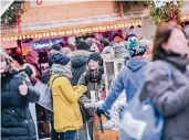  ??  ?? Am Nachmittag füllten sich so langsam die Weihnachts­märkte in der Stadt.