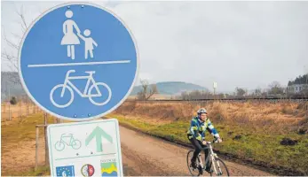  ?? FOTO: STADTVERWA­LTUNG ?? Beschilder­ungen, wie diese, sollen bald ausgedient haben. Bis 2023 will der Landkreis eine einheitlic­he Wegweisung für Radfahrer im Kreis bereitgest­ellt haben.