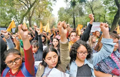  ?? NELLY SALAS ?? Las mujeres también hicieron reclamos por los feminicidi­os.