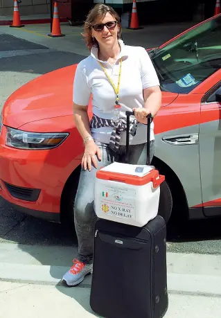  ??  ?? Il «freezer» Floriana Elli, 58 anni , durante una delle sue missioni. Con lei l’immancabil­e Swedy, un frigorifer­o speciale utilizzato per trasportar­e organi, cellule e tessuti