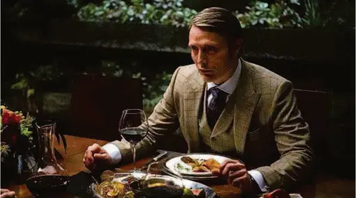 ?? Reprodução ?? Acima, o ator dinamarquê­s Mads Mikkelsen como Hannibal Lecter, na série ‘Hannibal’; à esq., bandejas de carne à venda em mercado