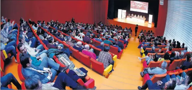  ??  ?? EXPECTACIÓ­N. Cartagena volvió a responder a la llamada del Encuentro de los Ases. Esta vez en El Batel, en un auditorio aún más amplio.