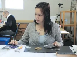  ?? PHOTO: VINCENZO D’ALTO ?? Appraiser Roxanne Paquet calculates the value of the gold jewelry she just weighed.