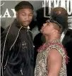  ?? REUTERS ?? David Tua is dwarfed by Lennox Lewis in 2000.