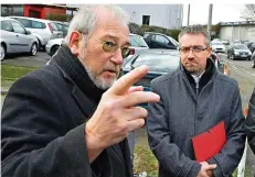  ?? FOTO: BECKER&BREDEL ?? Bezirksbür­germeister Claus Theres (links) diskutiert hier mit dem Vizedirekt­or des Landesbetr­iebs für Straßenbau, Werner Nauerz.