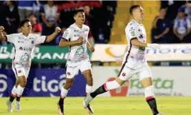  ?? PACHECO RAFAEL ?? Carlos Mora también se fue doblete. El primero fue un verdadero golazo.