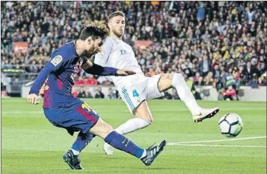  ?? CÉSAR RANGEL ?? Leo Messi y Sergio Ramos, durante el último partido de Liga disputado entre Barça y Real Madrid