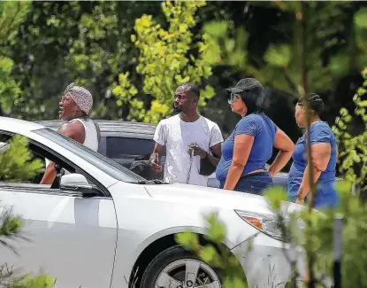  ?? Yi-Chin Lee / Staff photograph­er ?? People watch as police investigat­e the scene of a shooting outside of North Forest High School, where a student bystander sustained a bullet wound to his hand on Wednesday morning.