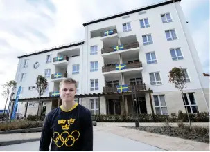  ?? Bild: DANIEL STILLER ?? PÅ PLATS. David poserar utanför huset där svenskarna bodde i Os-byn under OS i Sotji.