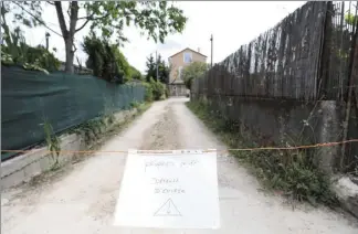  ?? (Photo Sébastien Botella) ?? C'est dans cette maison située chemin du Santon à Grasse, qu'un couple de retraité a été découvert mort samedi matin.