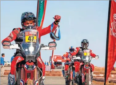  ??  ?? Kevin Benavides celebra su victoria en el Dakar a su llegada a Yeda con Brabec en segundo plano.