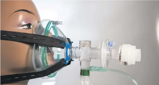 ?? ?? Above: The innovative OxERA is an all-in-one oxygen device using an oxygen accumulato­r, anaestheti­c mask and adjustable mechanical peep valve; Below: Doctor Craig Parker receives his World Health Organizati­on award. Photos: Supplied
