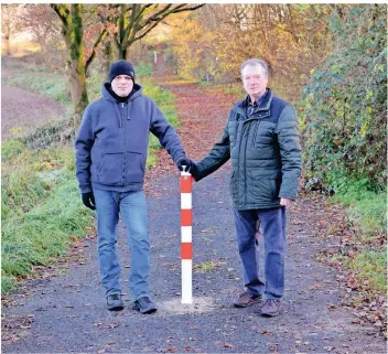  ?? FOTO: WOLFGANG KAISER ?? Die beiden Naturschüt­zer Peter Kunz (links) und Michael Coenen sind froh, dass der historisch­e Hohlweg am Wartsberg in Tönisberg für Autofahrer nun mit Pollern abgesperrt ist.